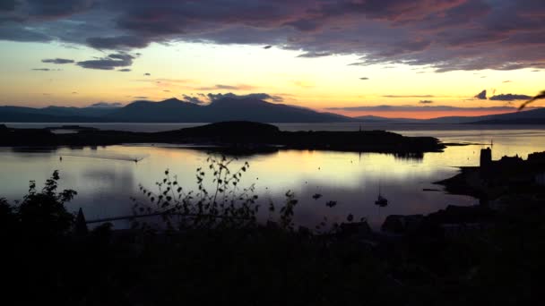 スコットランドの晴れた日の夕方には ゆっくりと動く雲のカバーでMull島を見下ろす夕日を通して美しい色の空 空中射撃 — ストック動画