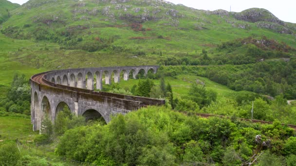 Bulutlu Bir Günde Skoçya Nın Yeşil Kırsal Kesimi Arasındaki Glenfinnan — Stok video