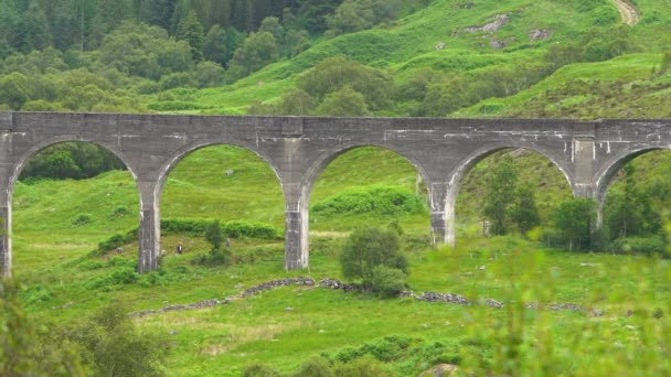 Hermosos Arcos Grises Históricos Del Viaducto Glenfinnan Mientras Los Turistas — Vídeo de stock