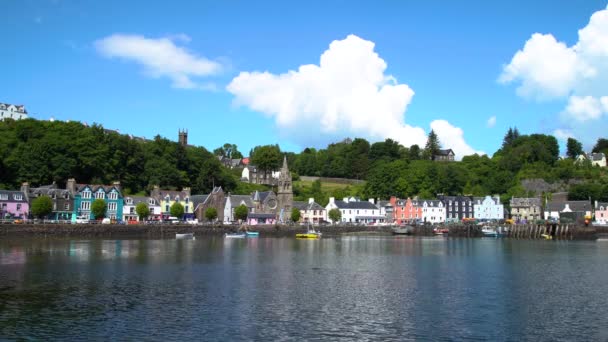 Nuvens Brancas Movem Lentamente Atrás Encosta Bonita Aldeia Tobermory Medida — Vídeo de Stock