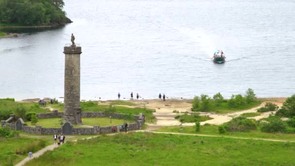 Varios Turistas Caminan Largo Carretera Gris Más Allá Del Monumento — Vídeo de stock