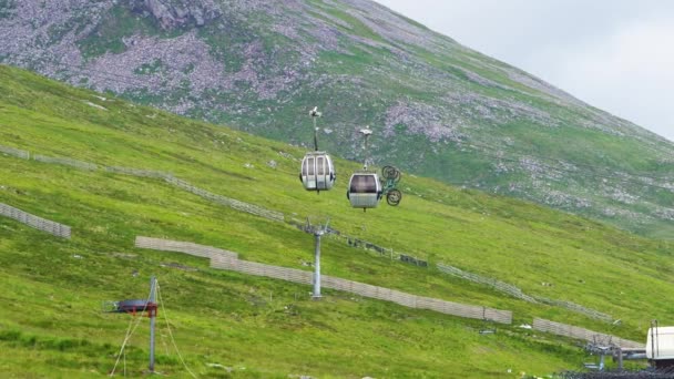 Stationäre Kabinenablagen Mit Zwei Mountainbikes Der Außenseite Der Kabine Warten — Stockvideo