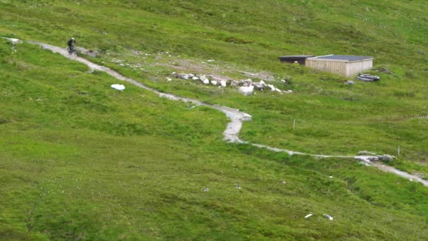 Dağ Bisikletçisi Skoçya Nın Yüksek Dağının Yeşil Çimlerinin Arasındaki Gri — Stok video