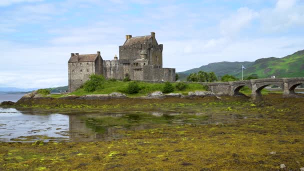 Marea Muy Baja Hermoso Castillo Eilean Donan Mientras Gente Camina — Vídeo de stock