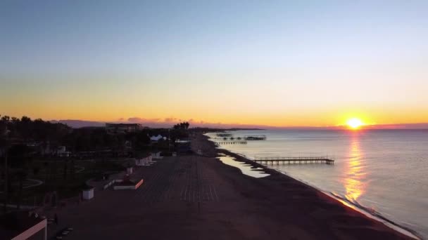 Flyg Över Stranden Fantastisk Orange Soluppgång Sol Över Havet Vid — Stockvideo