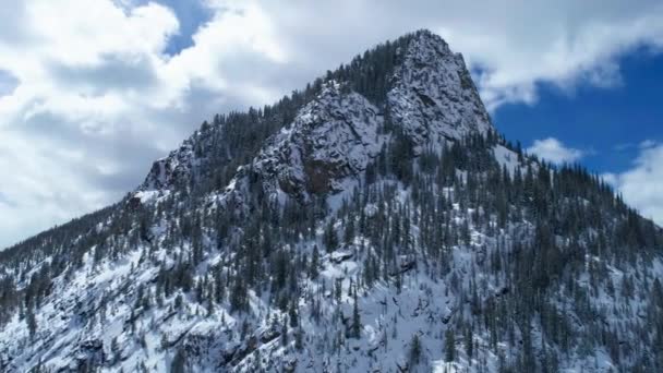 Luchtdrone Schot Een Baan Een Besneeuwde Bergtop Colorado — Stockvideo