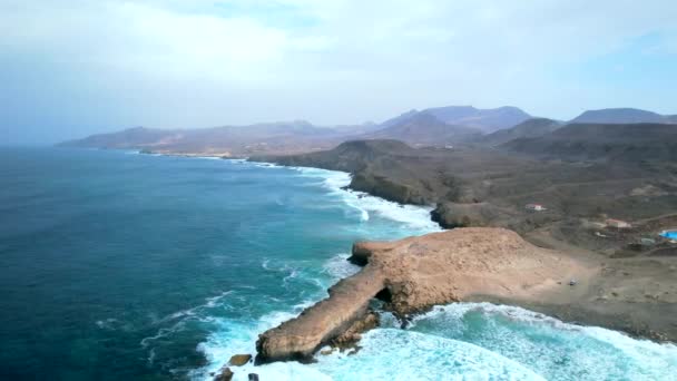 카나리아 제도의 푸에르테벤투라 섬의해 안선을 공중에서 내려다본 — 비디오