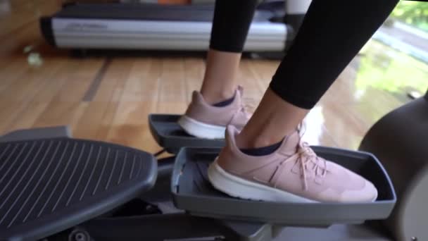 Vrouwenvoeten Pedalen Van Een Crosstrainer Die Trainen Sportschool Sluiten — Stockvideo