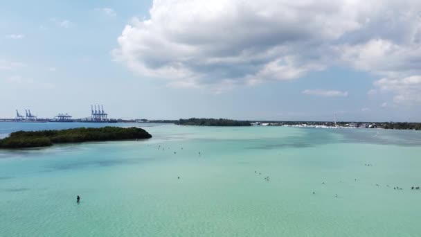 Drone Zoom Out Mostrando Bellissima Spiaggia Boca Chica Repubblica Dominicana — Video Stock