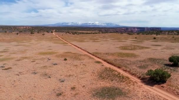 Przenoszenie Drona Strzał Nad Pustynią Road Szlak Van Perspektywie — Wideo stockowe