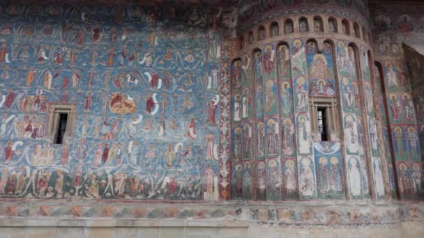 Frescoes Exterior Voronet Monastery Church Romania Handheld — Stock Video