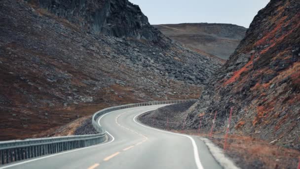 Guidare Una Stretta Strada Due Corsie Tra Pendii Ricoperti Rocce — Video Stock