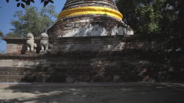 在泰国古老的历史名城阿尤塔亚的众多美丽寺庙中 有一座壮观的瓦塔梅南塔 一张倾斜的照片揭示了它的风采 — 图库视频影像