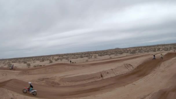 Motorfietsen Racen Een Road Racebaan Mojave Woestijn Vanuit Lucht Eerste — Stockvideo