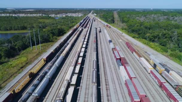 フロリダ州レイクランドのCsxウィンストン トレイン ヤードの列車と機関車の4Kドローンビデオ — ストック動画