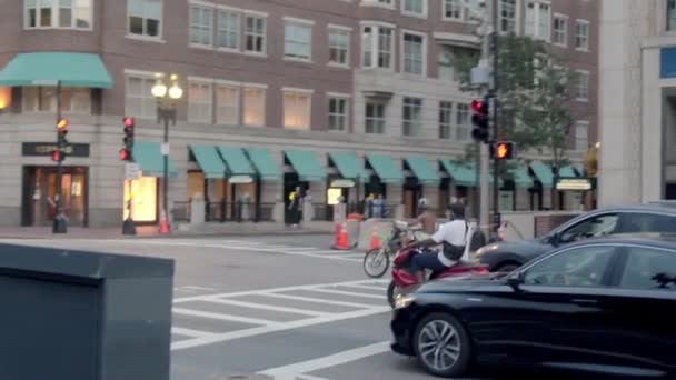 도시와 경주하는 오토바이의 모습을 남자가 자전거를 나타나는데 신호등에서 자동차가 나오고 — 비디오