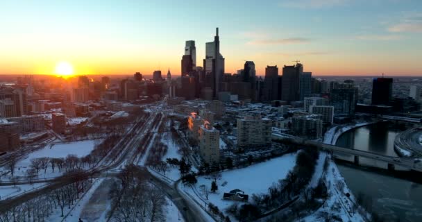 舒尔基尔河和费城的天际线卡车在日出时开了枪 美国大都市冬季大雪中的空中 — 图库视频影像