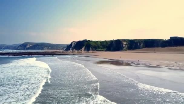 Ongelooflijk Schot Met Een Drone Het Strand Van Sopelana Waar — Stockvideo