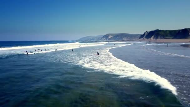 Sopelana Sahilinde Eşsiz Bir Çekim Sörfçüleri Renkli Sörfçülerle Görüyoruz Nanılmaz — Stok video