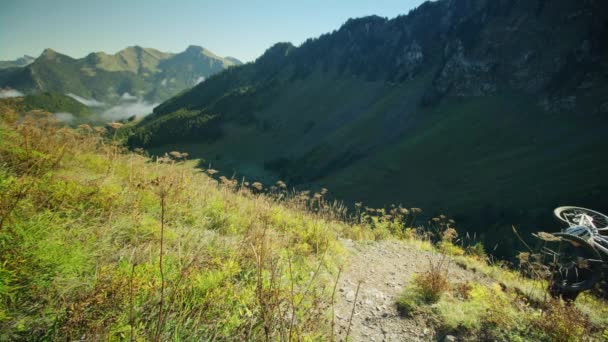 Ciclista Montaña Está Llevando Bicicleta Por Sendero Alpino Otoño — Vídeos de Stock