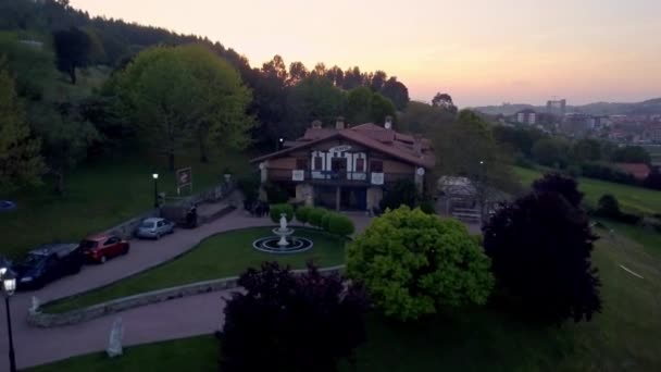 Espectacular Antena Drones Que Nos Muestra Una Casa Campo Medio — Vídeos de Stock