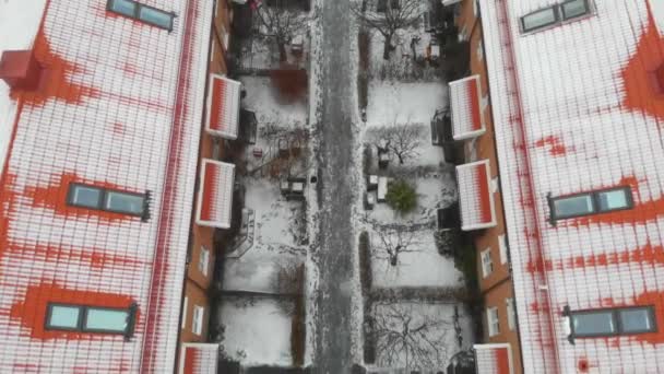 Aerial Flyover Bostadsområde Med Hustak Snöig Dag Fridfullt Bostadsområde — Stockvideo