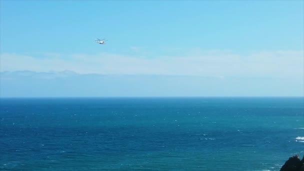 Zpomalený Let Helikoptéry Nad Hladinou Oceánu Skyline Seascape Asturias Španělsko — Stock video