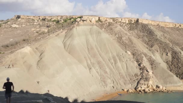 Εκδρομή Σόλο Ταξίδι Στην Άκρη Των Βράχων Της Μάλτας — Αρχείο Βίντεο
