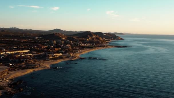 Drone Voando Direção Paisagem Pitoresca Cabo Beira Mar Pôr Sol — Vídeo de Stock