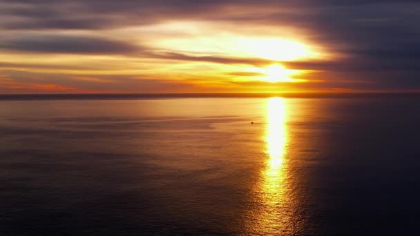 Золотой Восход Солнца Над Восточным Горизонтом Отражающийся Поверхности Спокойного Океана — стоковое видео