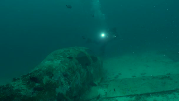 Camarógrafo Submarino Nadando Sobre Restos Avión Fondo Del Océano — Vídeo de stock