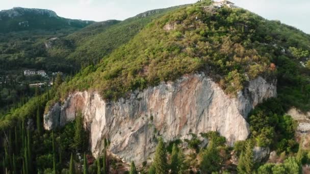 コルフ島で白い岩の山の形成は ギリシャ ヨーロッパに位置しています 明るい空が見えると山の表面 Djiドローンで撮影した空中撮影 コーデックを証明する — ストック動画