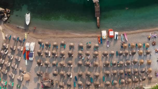 Playa Llena Gente Bajo Las Sombras Del Sol Isla Corfú — Vídeos de Stock