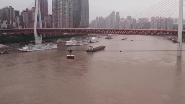 Kábelkocsi Szénszállító Uszály Híd Magas Felhőkarcolók Egy Szennyezett Kínai Városban — Stock videók