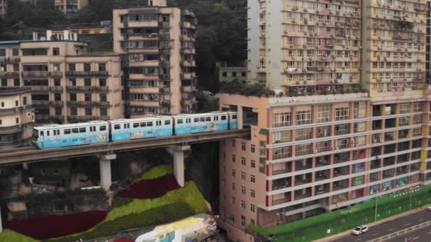 Monorriel Pasando Por Edificio Apartamentos Chongqing China — Vídeo de stock