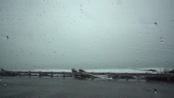 Βροχή Πτώση Κατά Παράθυρο Αυτοκινήτου — Αρχείο Βίντεο