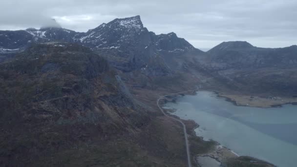 Vista Aérea Del Dron Con Vistas Una Carretera Costera Nublado — Vídeos de Stock