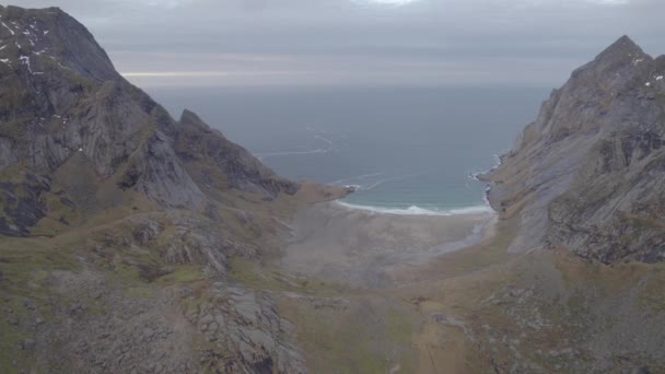 Vista Aérea Praia Bunes Meio Montanhas Lofotodden Nasjonalpark Noruega Circulando — Vídeo de Stock