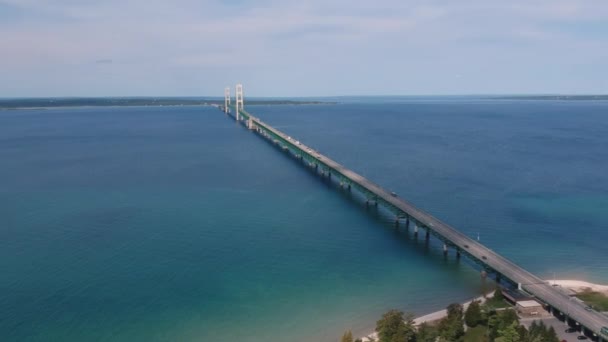 Auto Vrachtwagens Rijden Long Suspension Bridge Atlantic Ocean Water — Stockvideo