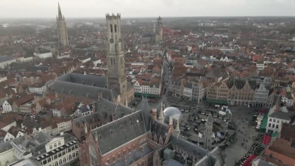 寒い冬の日にベルギーのブルージュにある3つの教会の空中 有名なランドマークマーケット Brugge — ストック動画