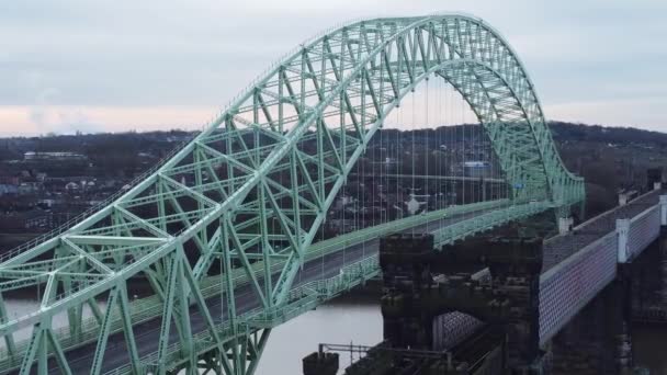 Gümüş Jübile Kemer Köprüsünden Geçerek Hava Yörüngesinden Geçerek Mersey Nehri — Stok video