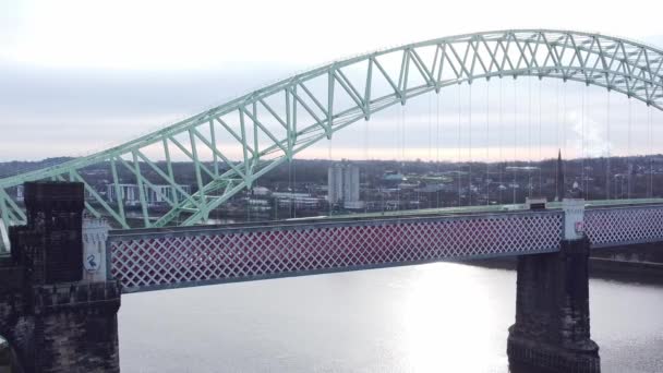 Zilveren Jubileum Door Boogbrug Tol Kruising Luchtfoto Baan Recht Rivier — Stockvideo