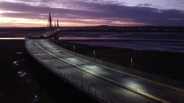 Mersey Gateway Illuminato Pedaggio Ponte Attraversando Vista Aerea Durante Alba — Video Stock