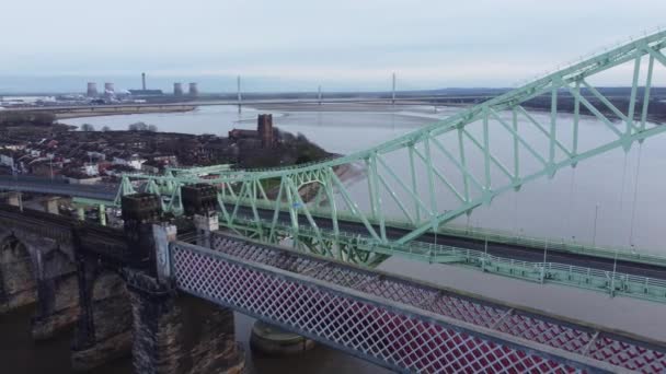 Срібний Ювілей Через Арковий Міст Перетинає Аеродром Березі Річки Мерсі — стокове відео
