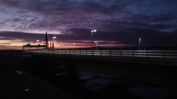 Mersey Gateway Iluminado Ponte Pedágio Cruzando Vista Aérea Crescente Durante — Vídeo de Stock