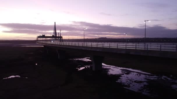 Mersey Gateway Iluminado Pedágio Ponte Atravessando Vista Aérea Durante Nascer — Vídeo de Stock