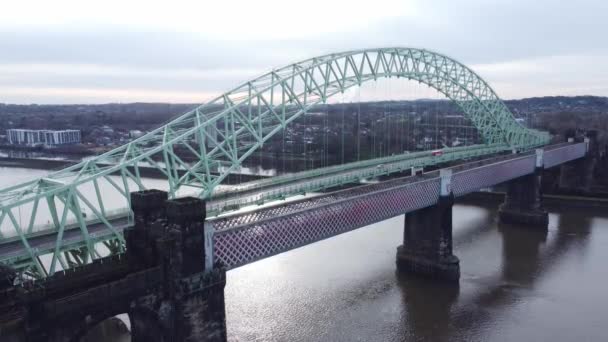 マージー川の空中景色を横断するアーチ橋の通行料を介してシルバージュビリーウォーターフロント都市再生は傾きを下げる — ストック動画