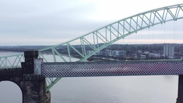 Silver Jubilee Durch Bogenbrücke Mautüberfahrt Luftaufnahme Fluss Mersey Waterfront Stadterneuerung — Stockvideo