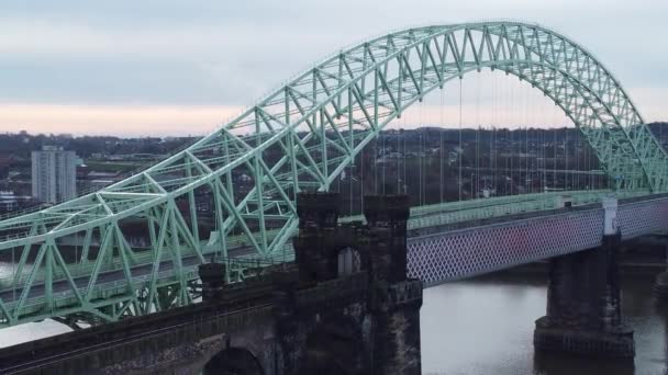 Gümüş Jübile Kemer Köprüsünden Geçerek Mersey Nehri Kıyısı Kentsel Yenilenme — Stok video