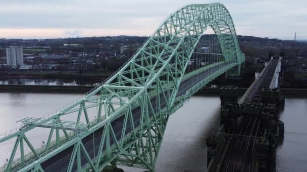 Gümüş Jübile Kemer Köprüsünden Geçerek Mersey Nehri Kıyısı Yörüngesinde Havadan — Stok video